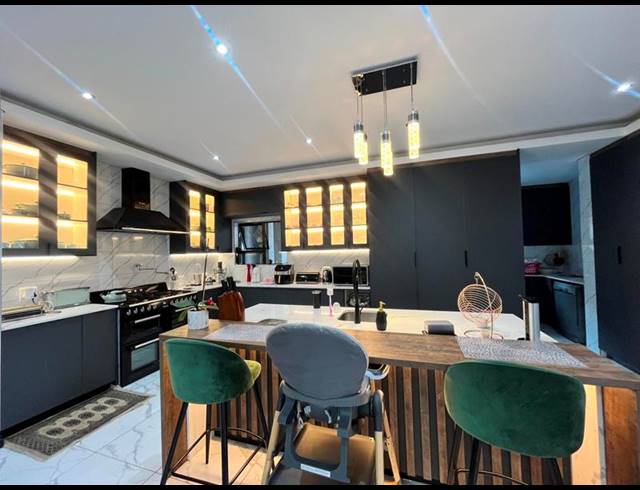 4 BEDROOM HOUSE FOR SALE IN BLUE VALLEY GOLF ESTATE